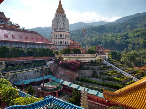 Kek Lok Si Tapınağı: Penang Adası'nın Manevi Merkezi ve Renkli Bir Mimari Şaheseri!