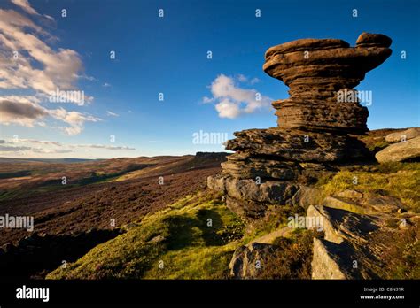 Derbyshire'da Gizemli Bir Yolculuk: Çarpıcı Kaya Oluşumlarıyla Ünlü Peak District Milli Parkı!